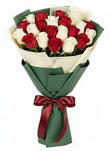 Букет Микс из красных и белых роз в Мочилы