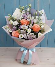 Букет цветов из:  Лизиантусы, Розы, Альстромерии и Гипсофила в Мочилы