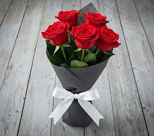 Букет 5 Красных роз Эдлесс Лав в Мочилы