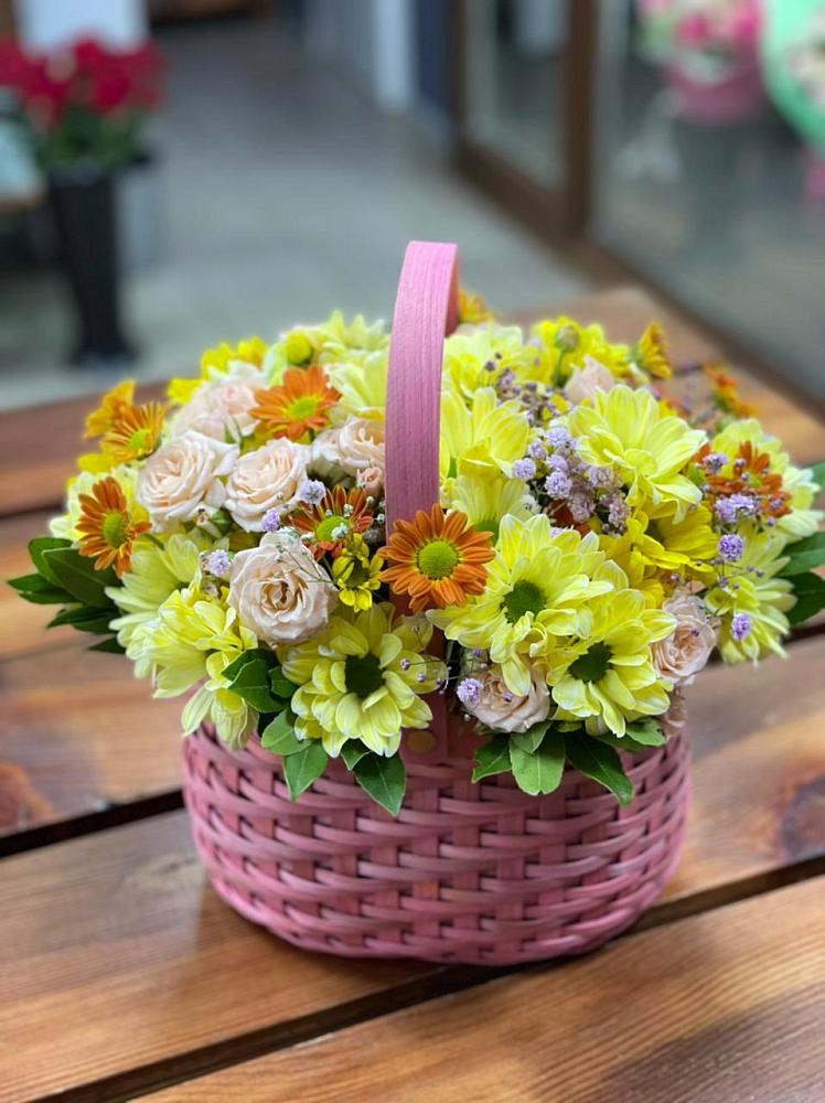 Цветочная композиция из Хризантемы и Розы в корзине в Мочилы