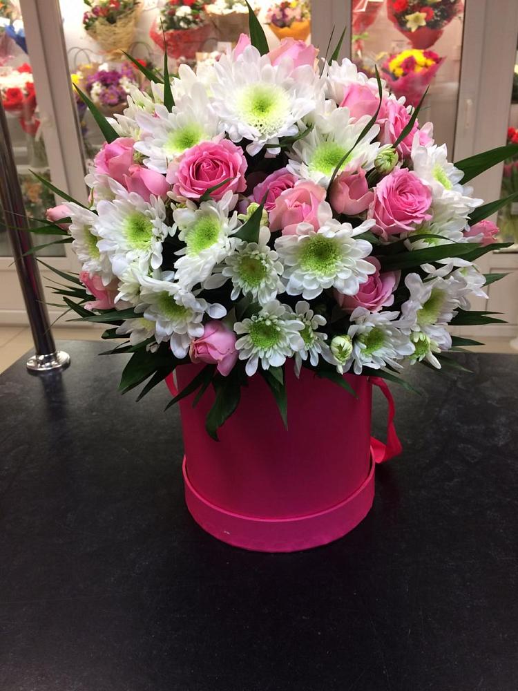 Цветочная композиция из Розы и Хризантемы в шляпной коробке в Мочилы