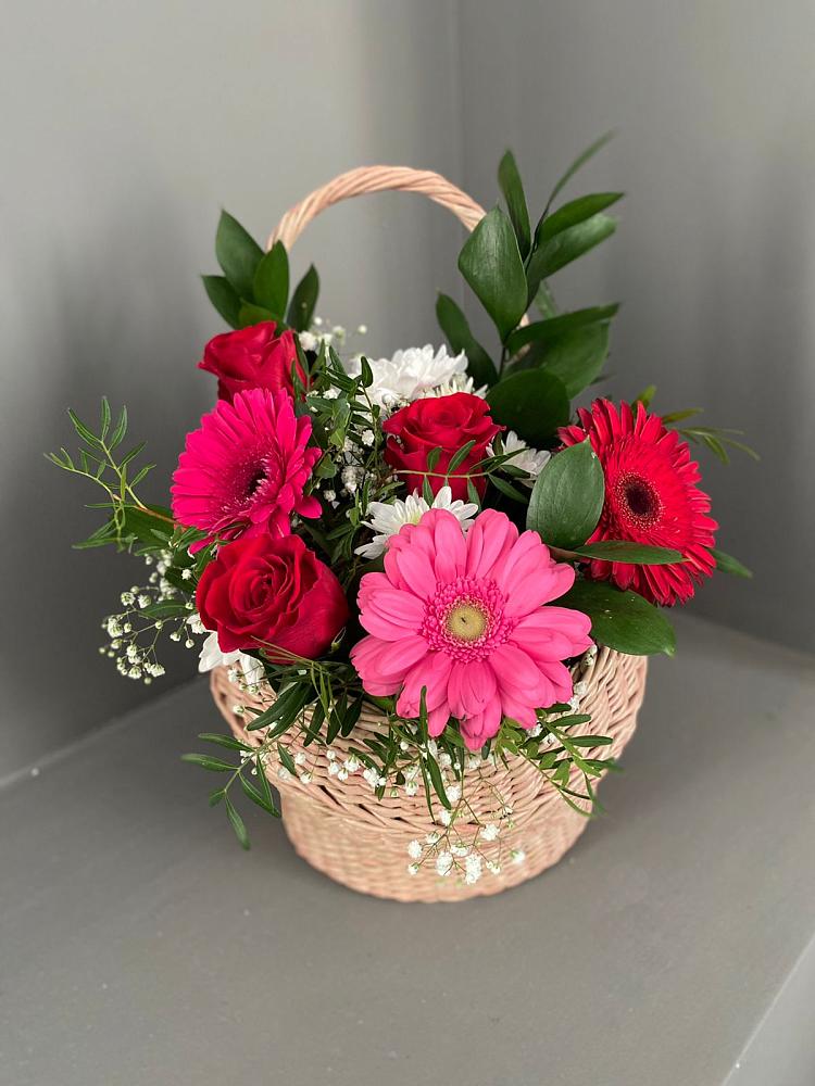 Цветочная композиция из Розы, Хризантемы и Герберы в корзине в Мочилы