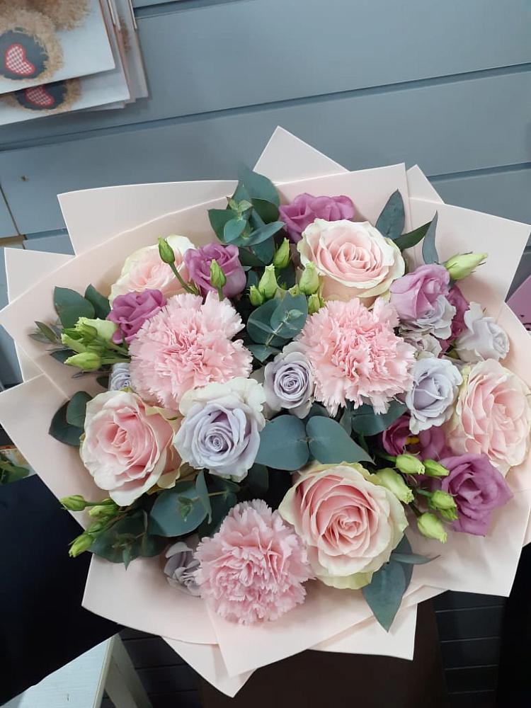 Букет цветов из: Розы, Гвоздики и Лизиантусы в Мочилы