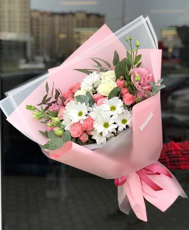 Букет цветов из: Розы, Лизиантусы и Хризантемы в Мочилы